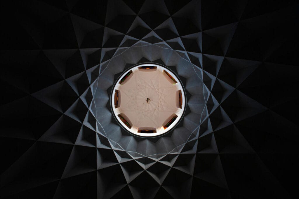 راز زیبایی و اصالت در طراحی داخلی ایرانی: ترکیب هنر، فرهنگ و معماری اصیل - pexels amirabbas rahbar modami 724205826 28238942 چرا طراحی داخلی ایرانی هنوز هم محبوب است؟