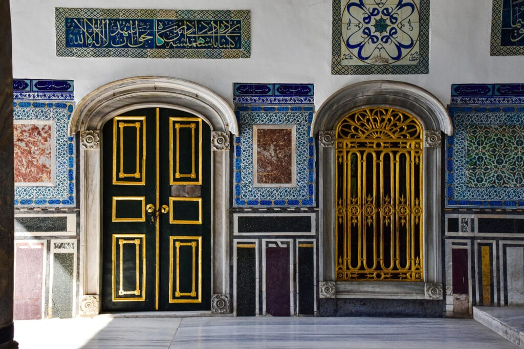 طراحی داخلی با رنگ طلایی – راهنمای جامع دکوراسیون لوکس - pexels axp photography 500641970 27634366 اشتباهات رایج در استفاده از رنگ طلایی