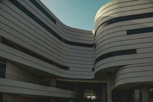 نمای ساختمان با خطوط منحنی؛ تحول در طراحی مدرن شهری