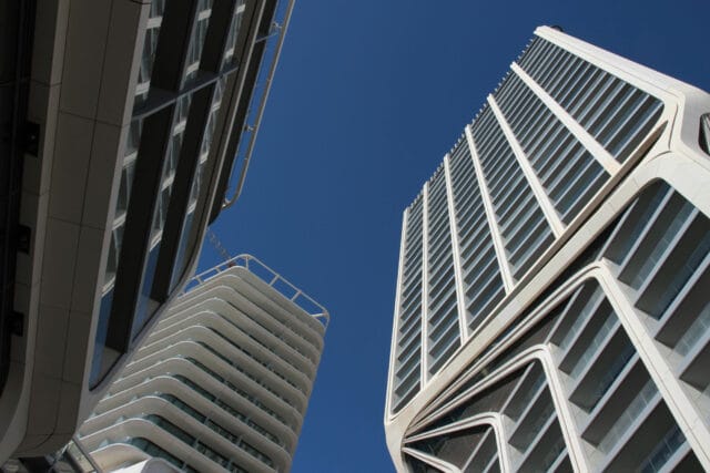 نمای ساختمان مرتفع ساده؛ زیبایی در اوج سادگی - pexels dragan tomic 59934 34350854 نمای ساختمان مرتفع ساده؛ زیبایی در اوج سادگی