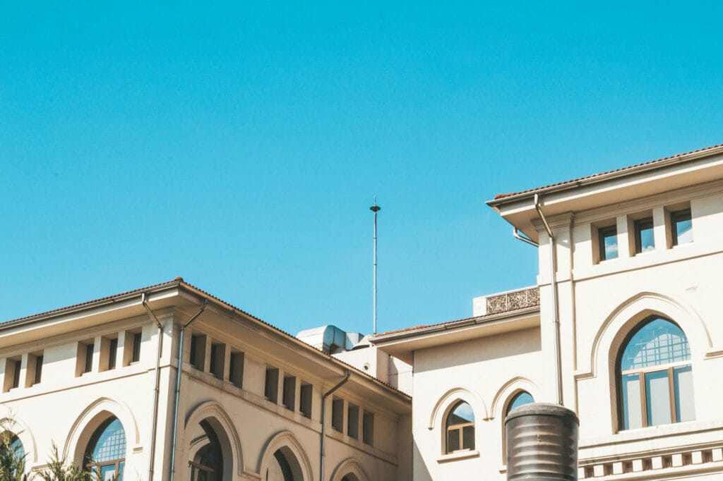 نمای ساختمان با رنگ سفید: انتخابی شیک، مدرن و ماندگار - pexels emrecan 2079231 نمای سفید و روانشناسی رنگها