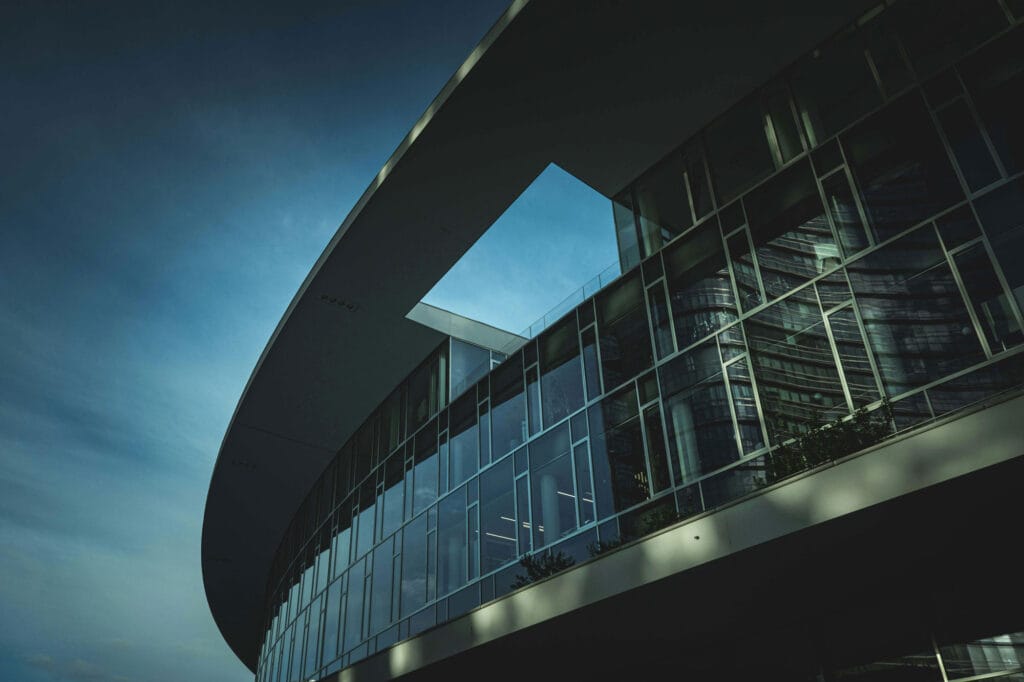 نمای ساختمان با خطوط منحنی؛ تحول در طراحی مدرن شهری - pexels francesco ungaro 28589265 تاریخچه استفاده از خطوط منحنی در معماری