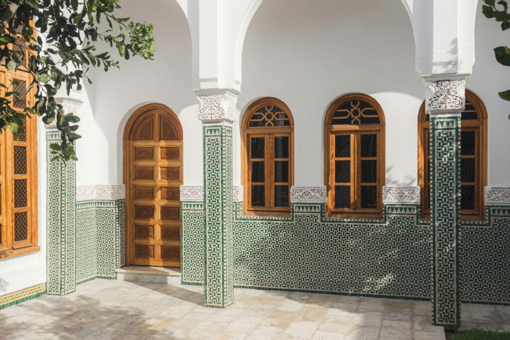 طراحی نما سنتی؛ بازگشت اصالت به معماری ایرانی - pexels hassan bouamoud 1857973307 34429969 انواع سبکهای طراحی نما سنتی در ایران