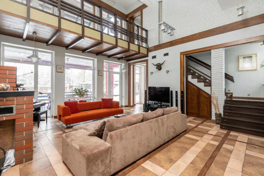 طراحی داخلی با سقف بلند؛ راهنمای کامل نور، رنگ و چیدمان برای خانههای مدرن - pexels heyho 6296928 چیدمان مبلمان در فضاهای مرتفع