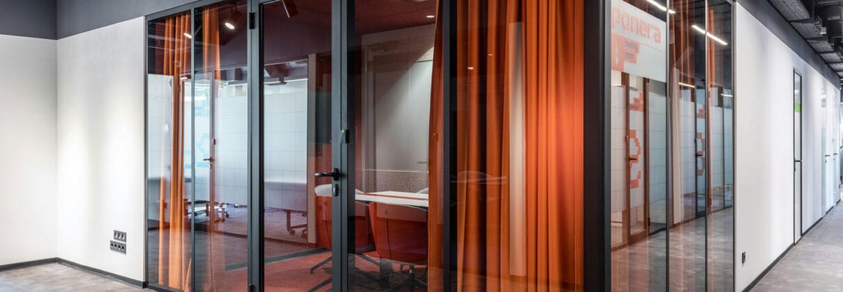 طراحی داخلی با دیوار شیشه‌ای؛ سبکی مدرن برای فضاهای لوکس و روشن