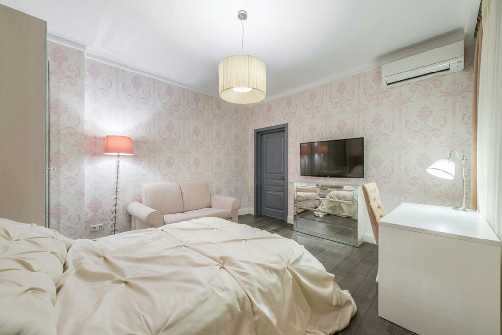 طراحی داخلی مینیمال لوکس؛ ترکیب هنرمندانه سادگی و ثروت! - pexels heyho 7545787 1 اتاق خواب در طراحی داخلی مینیمال لوکس