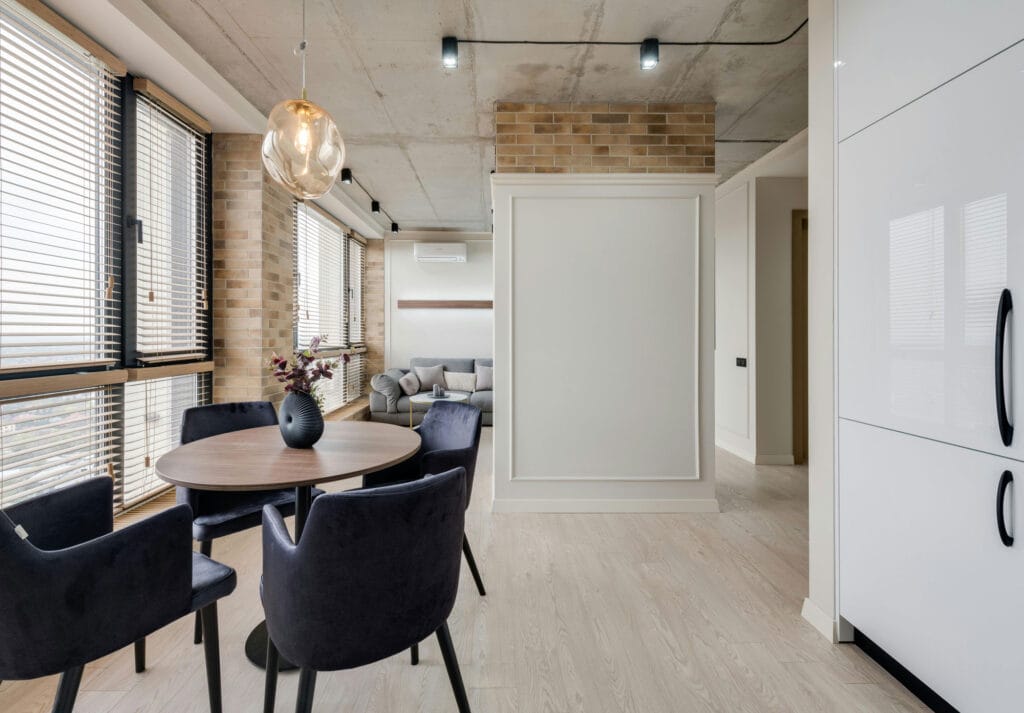 طراحی داخلی با میز ناهارخوری؛ از انتخاب تا چیدمان حرفهای گامبهگام - pexels heyho 7614604 ایدههای خلاقانه برای طراحی داخلی با میز ناهارخوری کوچک