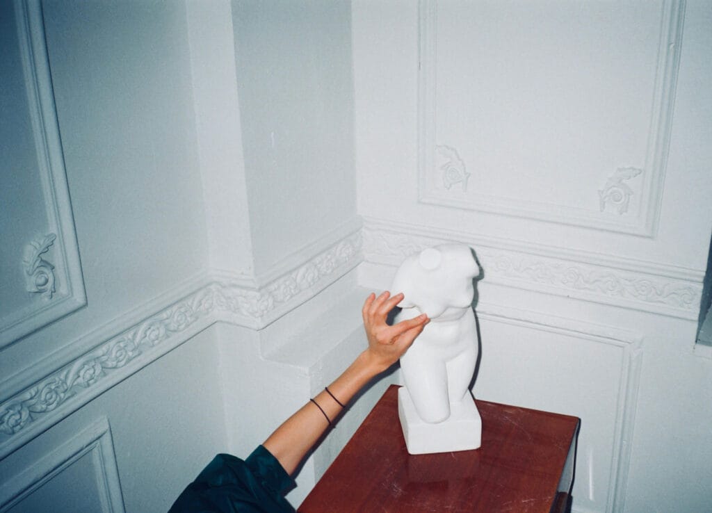 طراحی داخلی با گچبری مدرن؛ ترکیب هنر کلاسیک با سبک زندگی معاصر - pexels inga sv 3400599 هزینه و بودجهبندی در طراحی داخلی با گچبری مدرن