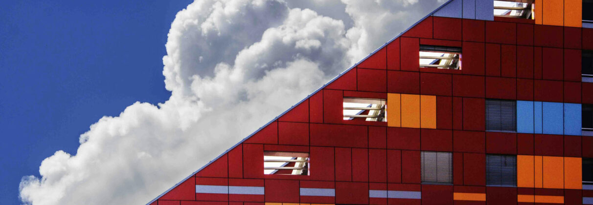 نمای ساختمان با پلی کربنات؛ زیبایی، دوام و نوآوری در طراحی مدرن