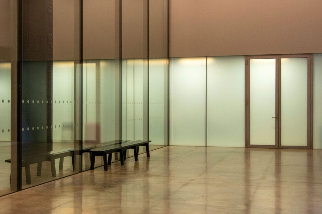 کاربردهای طراحی داخلی با دیوار شیشه‌ای در فضاهای مختلف