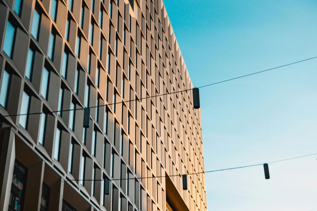 تأثیر نمای ساختمان اداری مینیمال بر برند سازمان