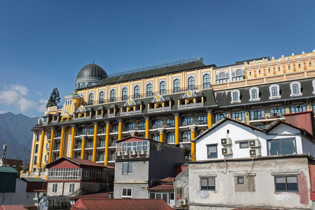 نمای ساختمان با پلی کربنات؛ زیبایی، دوام و نوآوری در طراحی مدرن - pexels kirandeepsingh 34389395 مقایسه نمای ساختمان با پلی کربنات و شیشه