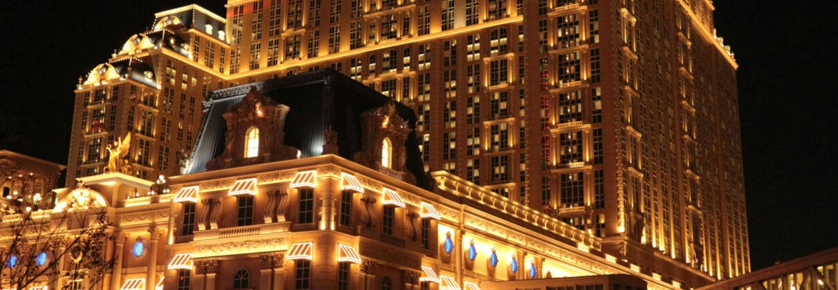 نمای ساختمان تجاری زیبا؛ چگونه با ظاهر بیرونی، فروش خود را چند برابر کنید؟ - pexels kyutae park 164966694 10880468 نمای ساختمان تجاری زیبا؛ چگونه با ظاهر بیرونی، فروش خود را چند برابر کنید؟