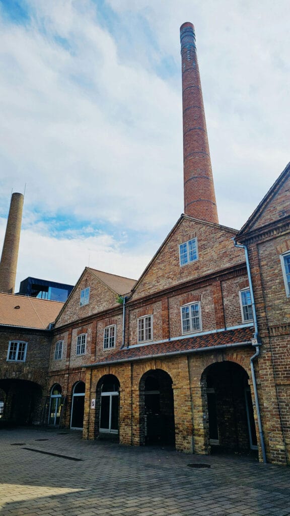 نمای ساختمان با آجر رسی – انتخابی سنتی با جلوهای مدرن - pexels liza sigareva 2149951107 34172109 نمای ساختمان با آجر رسی – انتخابی سنتی با جلوهای مدرن