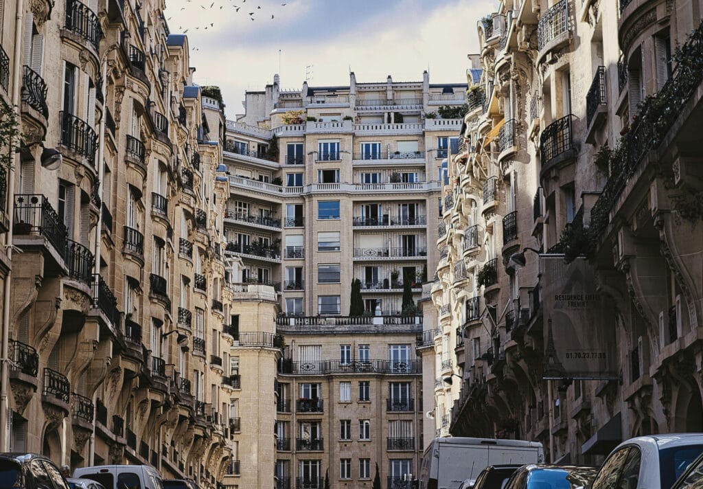 نمای ساختمان آپارتمان زیبا؛ مقدمهای بر زیبایی شهری - pexels magnus rider 3277125 8248092 نقش طراحی سهبعدی (3D) در انتخاب نمای ساختمان آپارتمان زیبا