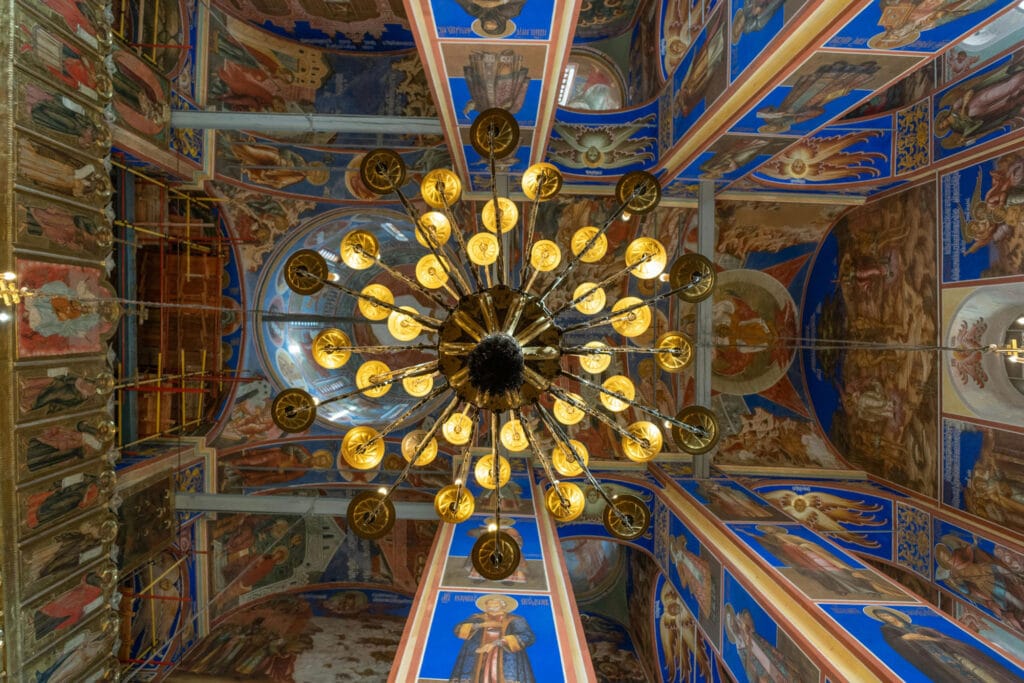 طراحی داخلی با نقاشی دیواری؛ هنری تلفیقی از خلاقیت و زیبایی - pexels marina m 8348153 تکنیکها و ابزارهای مورد استفاده در نقاشی دیواری