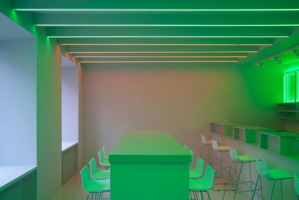 طراحی داخلی با دیوار سبز؛ ترکیب هنر، طبیعت و معماری مدرن - pexels marina m 8357332 آینده طراحی داخلی با دیوار سبز