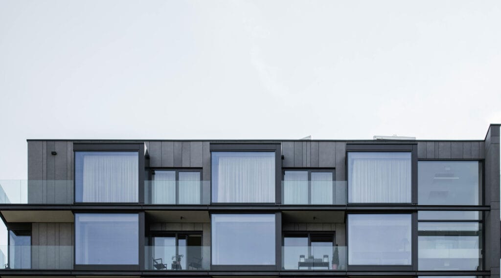 طراحی نمای ساختمان مینیمال: بازتعریفی از سادگی در معماری معاصر - pexels mayday 2098782 1 بررسی نمونههای موفق طراحی نمای ساختمان مینیمال در ایران