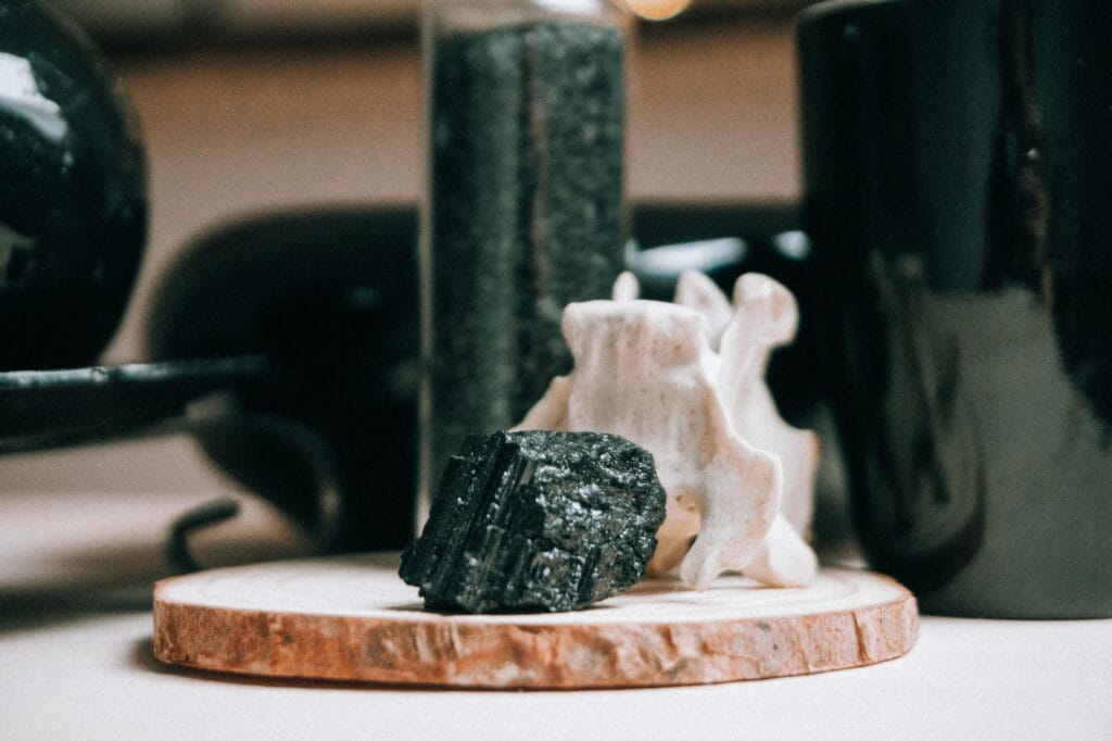 طراحی داخلی با سنگ طبیعی: راهنمای جامع و کاربردی - pexels monstera 7581824 اشتباهات رایج در طراحی داخلی با سنگ طبیعی