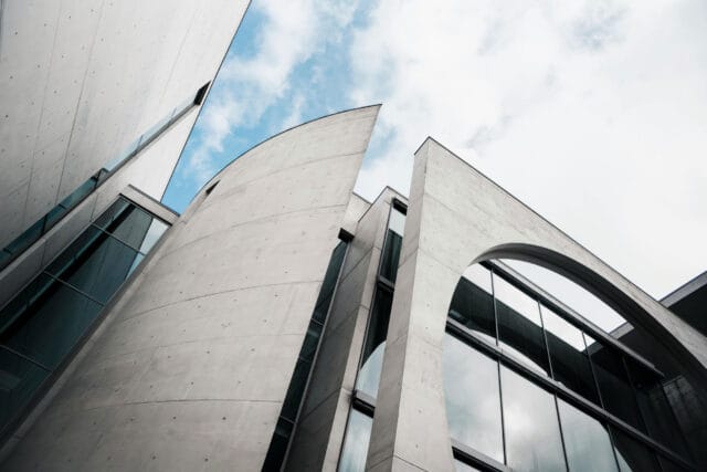 طراحی نمای ساختمان مینیمال: بازتعریفی از سادگی در معماری معاصر - pexels nadine ginzel 80607840 20578678 طراحی نمای ساختمان مینیمال: بازتعریفی از سادگی در معماری معاصر