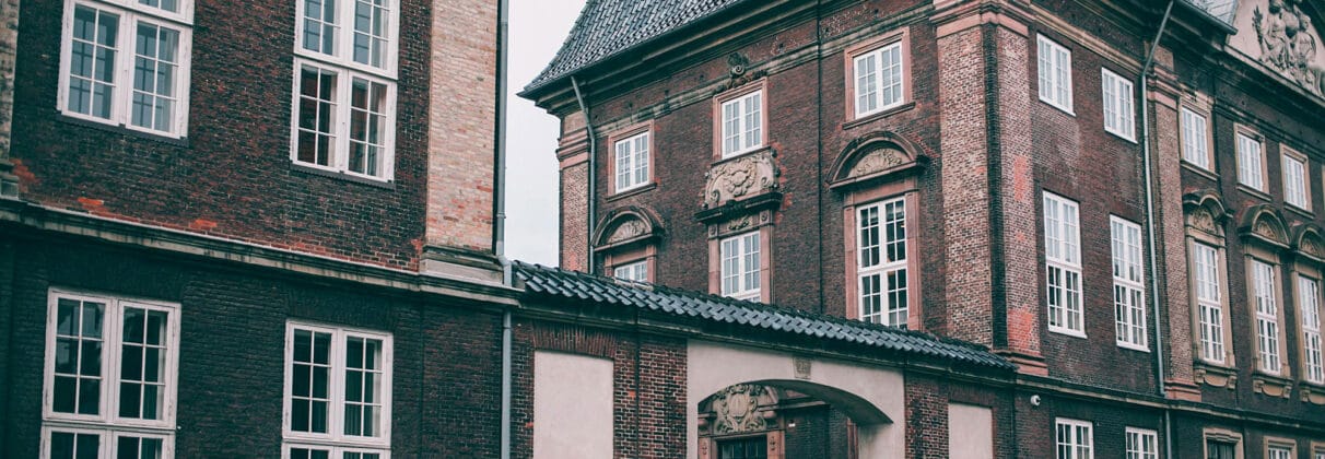 نمای ساختمان با آجر رسی – انتخابی سنتی با جلوهای مدرن - pexels orlovamaria 4947127 نمای ساختمان با آجر رسی – انتخابی سنتی با جلوهای مدرن