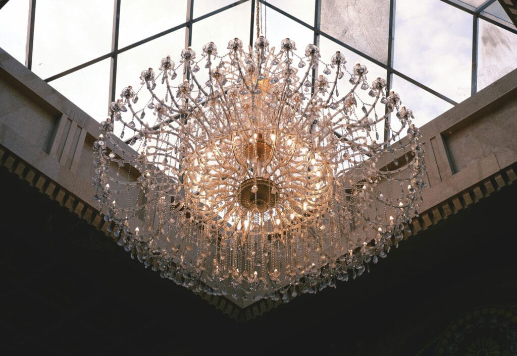 طراحی داخلی با لوستر کریستالی؛ ترکیب نور، هنر و تجمل - pexels photo cacha 15363056 6338546 تاثیر طراحی داخلی با لوستر کریستالی بر روانشناسی فضا