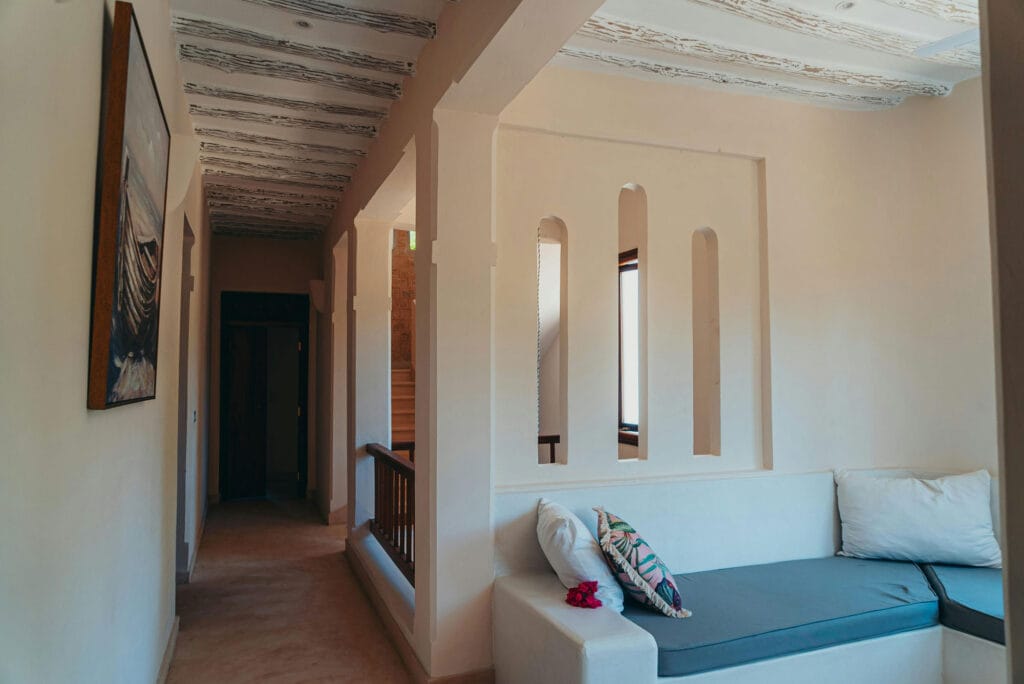 طراحی داخلی مدیترانهای؛ ترکیب سادگی، گرما و اصالت - pexels pixelman dapha 2147725010 31199412 ترکیب با مینیمالیسم