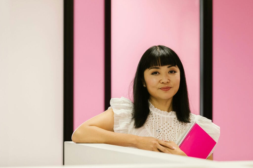 طراحی داخلی با رنگهای شاد؛ فرمول جادویی شادی در خانه! - pexels rdne 7845281 استفاده از رنگهای شاد در فضاهای مختلف خانه