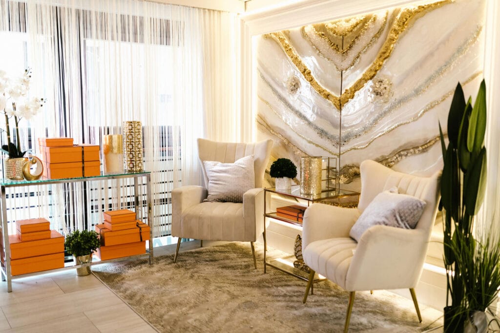 طراحی داخلی با رنگ طلایی – راهنمای جامع دکوراسیون لوکس - pexels rdne 8068661 اصول کلی طراحی داخلی با رنگ طلایی