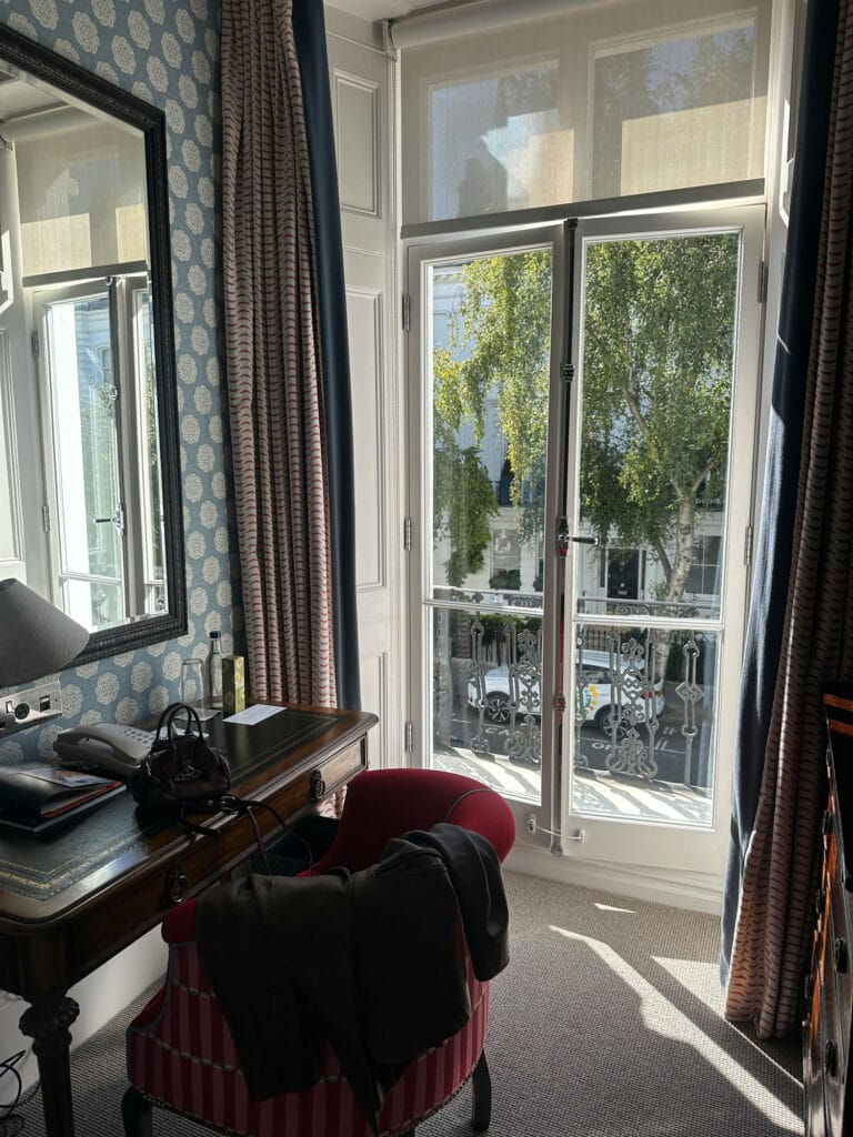 طراحی داخلی با کاغذ دیواری؛ هنری مدرن برای خلق فضاهای چشمنواز - pexels sarah o shea 98049248 34108090 طراحی داخلی با کاغذ دیواری؛ هنری مدرن برای خلق فضاهای چشمنواز