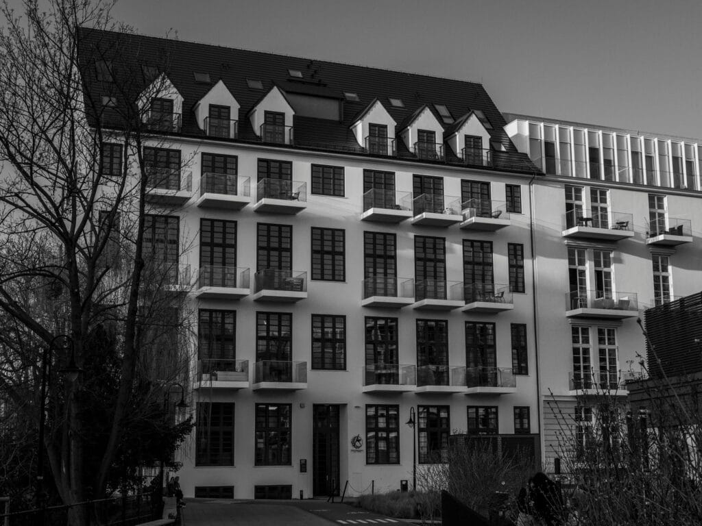 نمای ساختمان آپارتمان زیبا؛ مقدمهای بر زیبایی شهری - pexels shox 31083270 چگونه نمای ساختمان آپارتمان زیبا باعث صرفهجویی در انرژی میشود؟