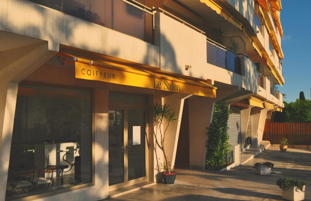 نمای ساختمان تجاری زیبا؛ چگونه با ظاهر بیرونی، فروش خود را چند برابر کنید؟ - pexels sophie kat 784393184 32070853 چگونه یک طراح متخصص برای نمای ساختمان تجاری زیبا انتخاب کنیم؟