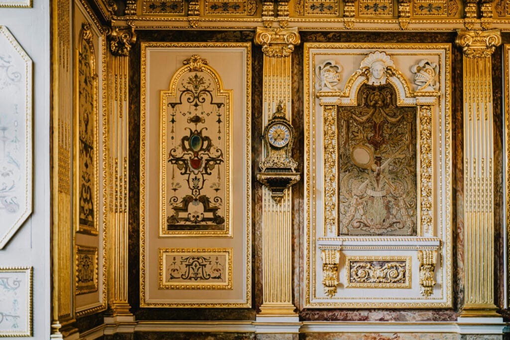 طراحی داخلی با رنگ طلایی – راهنمای جامع دکوراسیون لوکس - pexels thanhly 34000181 جایگاه رنگ طلایی در طراحی داخلی مدرن و کلاسیک