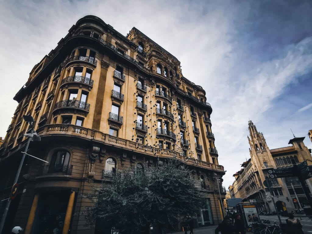 نمای ساختمان تجاری زیبا؛ چگونه با ظاهر بیرونی، فروش خود را چند برابر کنید؟ - pexels tkirkgoz 14597670 نگهداری و نظافت نمای ساختمان تجاری زیبا