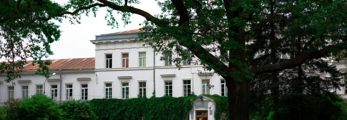 نمای ساختمان با رنگ سفید: انتخابی شیک، مدرن و ماندگار - pexels vadutskevich 15264347 نمای ساختمان با رنگ سفید: انتخابی شیک، مدرن و ماندگار