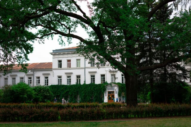 نمای ساختمان با رنگ سفید: انتخابی شیک، مدرن و ماندگار - pexels vadutskevich 15264347 نمای ساختمان با رنگ سفید: انتخابی شیک، مدرن و ماندگار