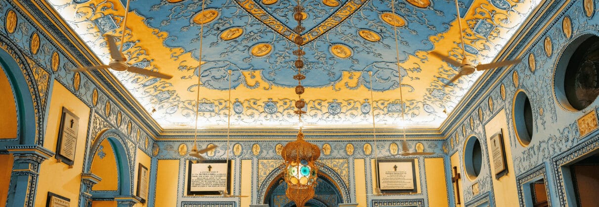 طراحی داخلی با رنگ طلایی – راهنمای جامع دکوراسیون لوکس