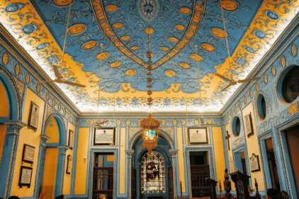 طراحی داخلی با رنگ طلایی – راهنمای جامع دکوراسیون لوکس
