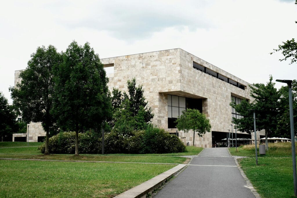 نمای ساختمان پایدار؛ راهی بهسوی معماری سبز و آیندهمحور - pexels zhang thomas 710712620 33865563 نتیجهگیری نمای ساختمان پایدار