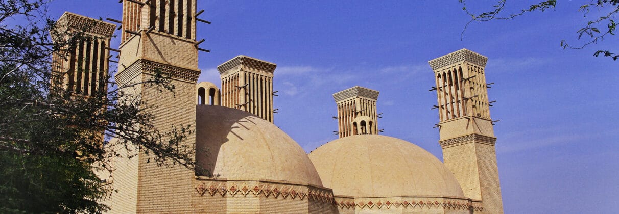 راهنمای خرید آجر آذرخش در کیش + بررسی اقلیم، رنگ و نکات فنی