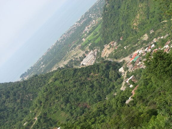 راهنمای خرید آجر آذرخش در چابکسر | انتخابی مقاوم برای اقلیم مرطوب و معماری ساحلی