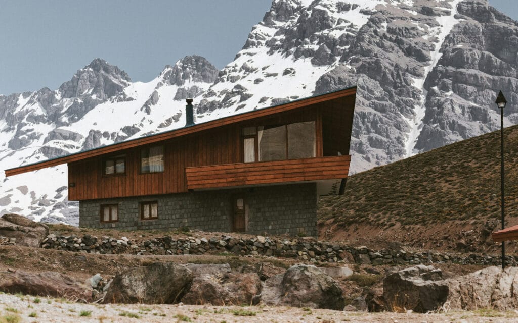 نقش نورپردازی در تقویت سبک معماری نما در مناطق کوهستانی