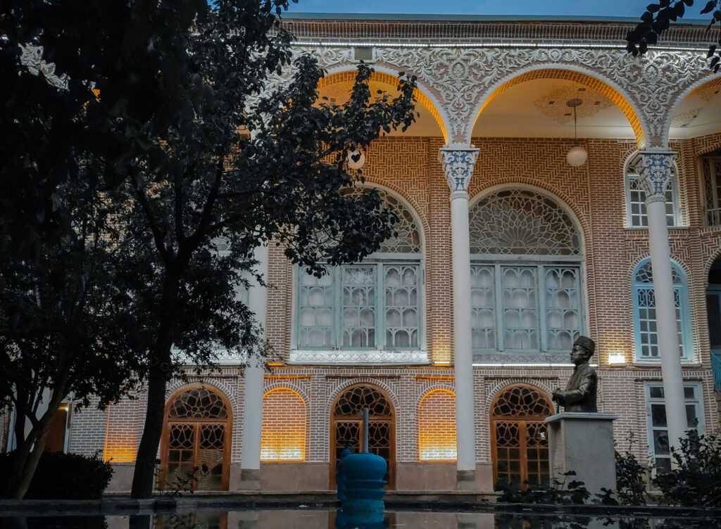 طراحی سایبان‌ها و بازشوها در هماهنگی با اقلیم