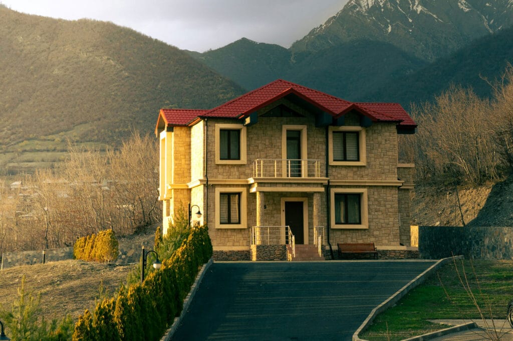 چالش‌های طراحی نمای ساختمان در مناطق کوهستانی