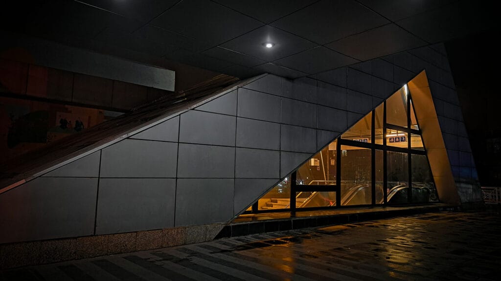 تفاوت مشاوره حضوری و آنلاین طراحی نما در تهران