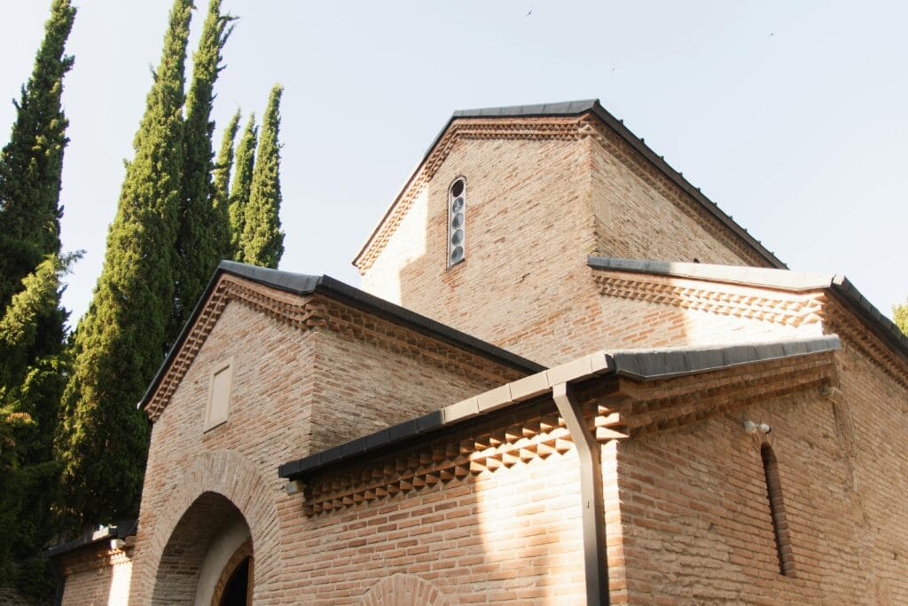 طراحی نمای ساختمان سنتی؛ تلفیق اصالت و زیبایی در معماری ایرانی - pexels 107014568 9562319 بررسی اجزای اصلی طراحی نمای ساختمان سنتی