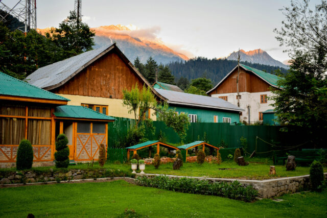 بهترین ایده‌ها برای طراحی نمای ساختمان باغچه دار مدرن و چشم‌نواز