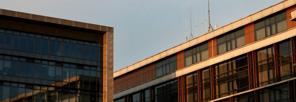 نمای ساختمان با عایق صوتی؛ راهنمای کامل برای انتخاب بهترین نما با بیشترین عایق صوتی