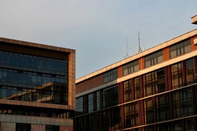 نمای ساختمان با عایق صوتی؛ راهنمای کامل برای انتخاب بهترین نما با بیشترین عایق صوتی