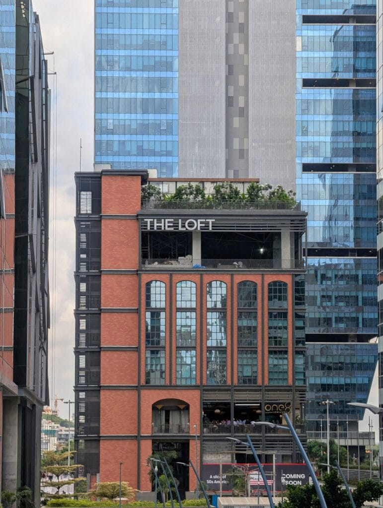 نمای ساختمان تجاری با روف گاردن؛ ترکیبی از زیبایی، کارایی و پایداری